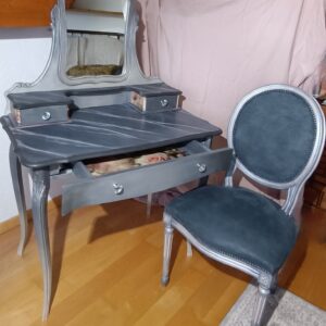 Coiffeuse et sa chaise